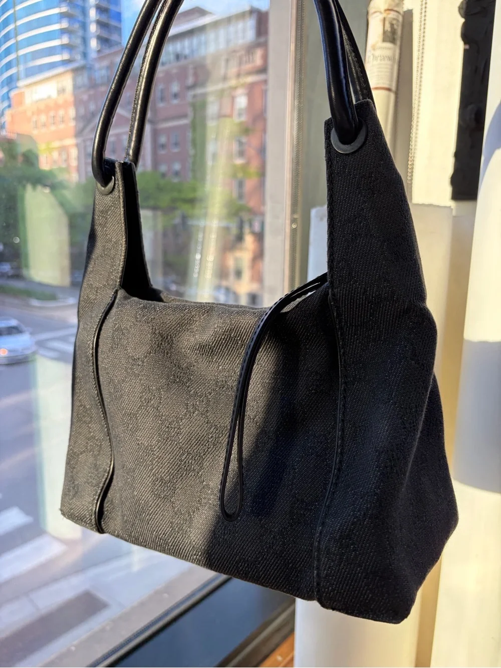 Black Gucci GG Shoulder Bag – Elegant Everyday Carry - Picture 3 of 9